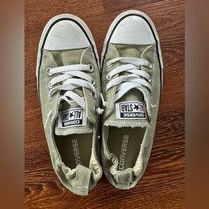 Green women’s converse size 8